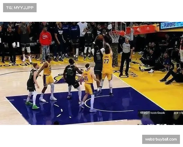 湖人凭借里夫斯38分关键时刻逆转独行侠，战术执行力成取胜之匙